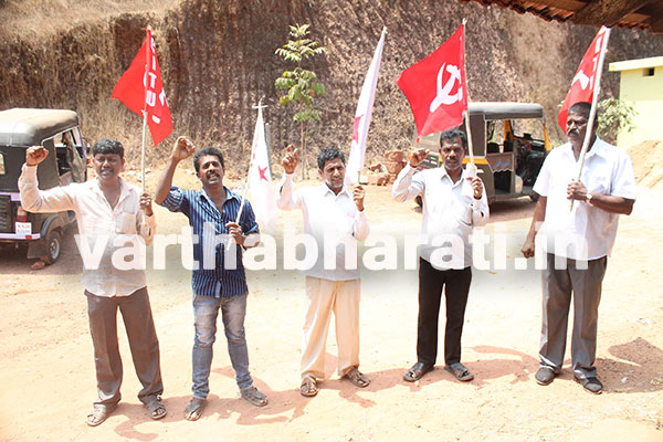 ಅಂಬ್ಲಮೊಗರು ಗ್ರಾ.ಪಂ ವಿ.ಎ ಅಧಿಕಾರಿಯನ್ನು ವರ್ಗಾವಣೆಯನ್ನು ಖಂಡಿಸಿ ಡಿವೈಎಫ್‌ಐ, ಸಿಐಟಿಯುನಿಂದ ಪ್ರತಿಭಟನೆ