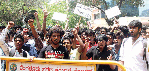 ಪಿಯು ರಸಾಯನಶಾಸ್ತ್ರ ಮರು ಪರೀಕ್ಷೆಗೆ ವಿರೋಧ: ವಿದ್ಯಾರ್ಥಿಗಳಿಂದ ರಕ್ತದಲ್ಲಿ ಸಹಿ ಹಾಕಿ ಪ್ರತಿಭಟನೆ