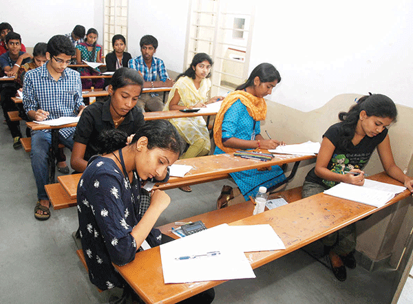 ಪಿಯುಸಿ ಪ್ರಶ್ನೆಪತ್ರಿಕೆ ಸೋರಿಕೆ ಪ್ರಕರಣ:   ಮುಖ್ಯೋಪಾಧ್ಯಾಯ ಸಹಿತ ಹಲವರು ಭಾಗಿ ಶಂಕೆ