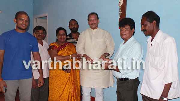 ಮಂಗಳೂರು,ಮಾ.25: ಹೃದಯ ಕಾಯಿಲೆಯಿಂದ ಬಳಲುತ್ತಿದ್ದ ವ್ಯಕ್ತಿಗೆ ಮುಖ್ಯ ಮಂತ್ರಿಗಳ ಪರಿಹಾರ ನಿಧಿ ಮಂಜೂರು