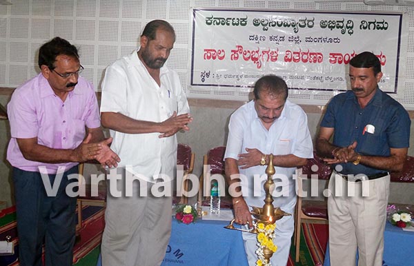 ಬೆಳ್ತಂಗಡಿ: ವಿವಿಧ ಯೋಜನೆಯಡಿ ಸಾಲ ಸೌಲಭ್ಯ ಮಂಜೂರಾದ ಚೆಕ್‌ಗಳ ವಿತರಣೆ