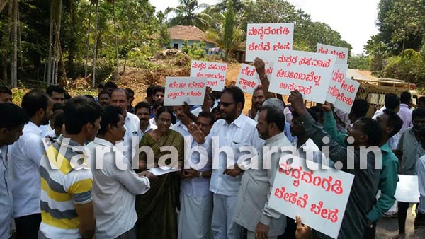 ಪುತ್ತೂರು : ಗ್ರಾಮಸ್ಥರಿಂದ ರಸ್ತೆ ತಡೆ ಪ್ರತಿಭಟನೆ -ಉಗ್ರ ಹೋರಾಟದ ಎಚ್ಚರಿಕೆ