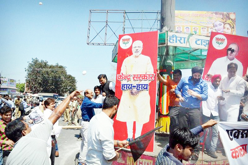 ಪ್ರಧಾನಿ ಮೋದಿ-ಜೇಟ್ಲಿ ಪೋಸ್ಟರ್‌ಗೆ ಮಸಿ-ಮೊಟ್ಟೆ