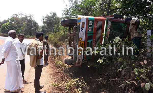 ಉಪ್ಪಿನಂಗಡಿ: ಚೆನ್ನೈಯಿಂದ ಮಂಗಳೂರಿಗೆ ರಾಸಾಯನಿಕವನ್ನು ಹೊತ್ತೊಯ್ಯುತ್ತಿದ್ದ ಟ್ಯಾಂಕರ್ ಪಲ್ಟಿ