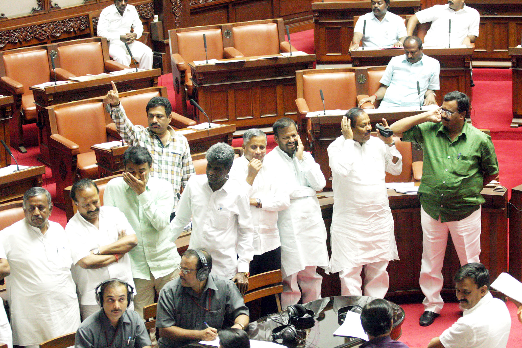 ಮೇಲ್ಮನೆಯಲ್ಲಿ ಮುಂದುವರಿದ ಗದ್ದಲ-ಕೋಲಾಹಲ