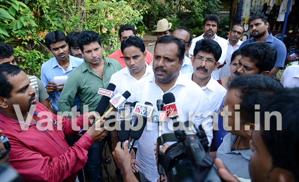 ಆರ್‌ಟಿಐ ಕಾರ್ಯಕರ್ತ ವಿನಾಯಕ ಬಾಳಿಗಾ ಮನೆಗೆ ಸಚಿವ ಖಾದರ್ ಭೇಟಿ