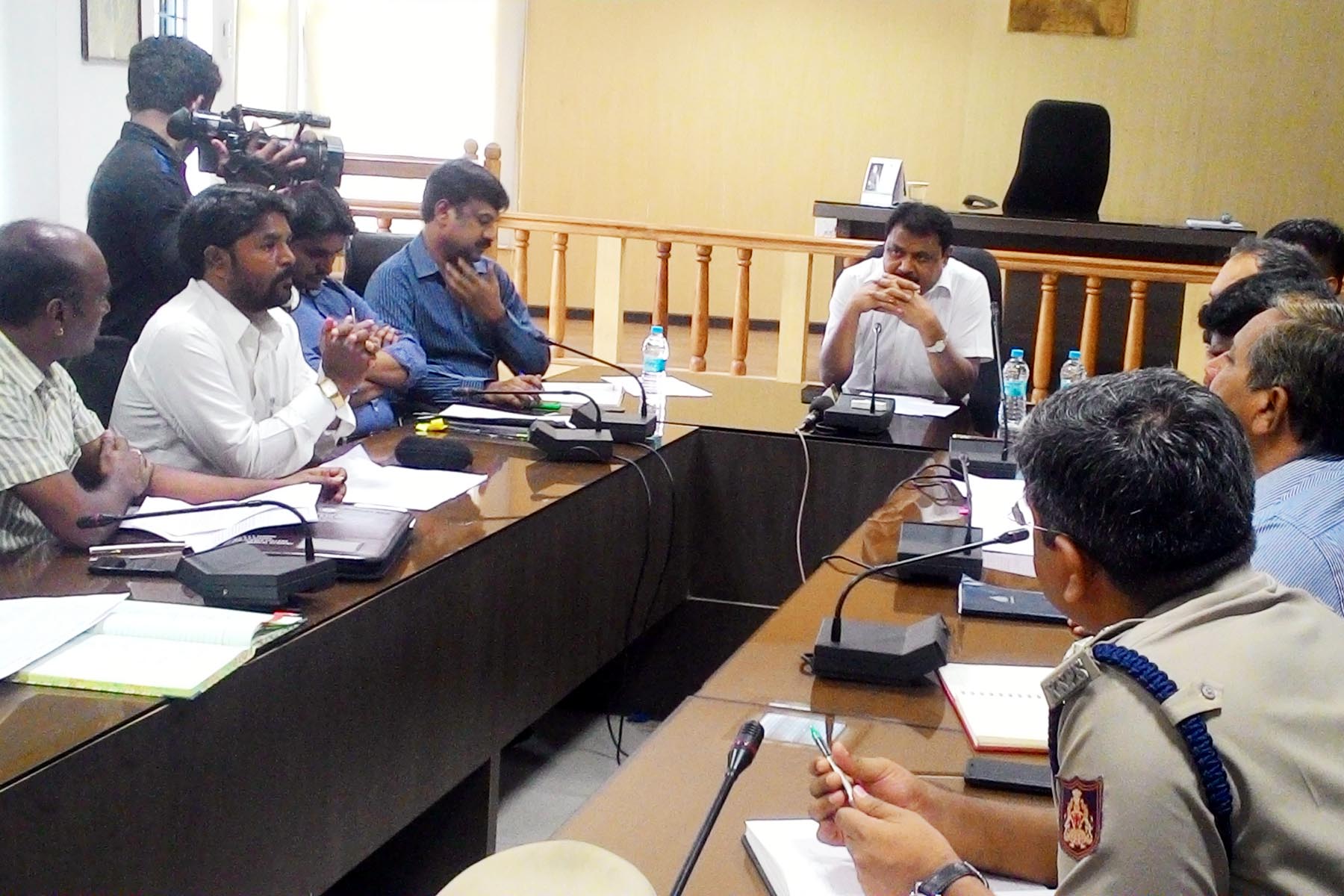 ಅಧಿಕಾರಿಗಳ ವಿರುದ್ಧ ದೌರ್ಜನ್ಯ ಪ್ರಕರಣ ದಾಖಲು