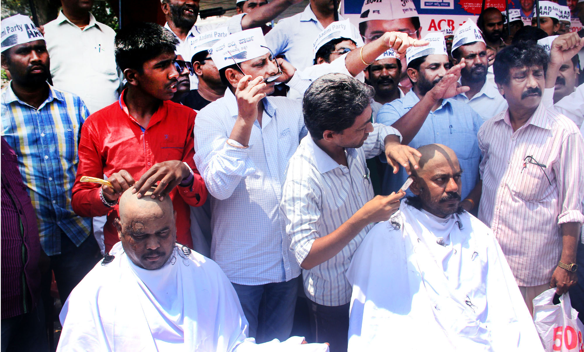 ಎಸಿಬಿ ವಿರೋಧಿಸಿ ಆಪ್ ಕಾರ್ಯಕರ್ತರಿಂದ ಕೇಶಮುಂಡನ