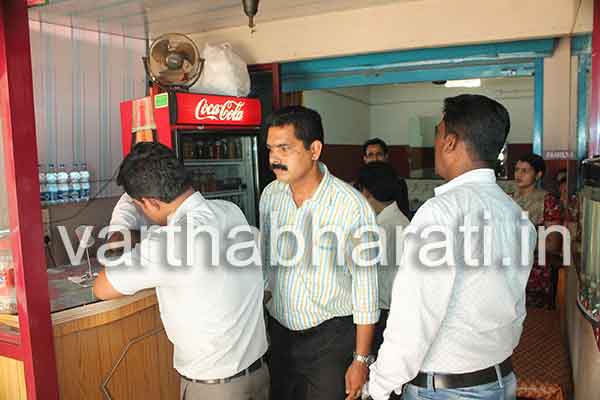 ಉಳ್ಳಾಲ: ಹೋಟೆಲ್ ಮತ್ತು ಬಾರ್‌ಗಳಿಗೆ ನಗರ ಸಭೆಯ ಅಧಿಕಾರಿಗಳಿಂದ ದಾಳಿ