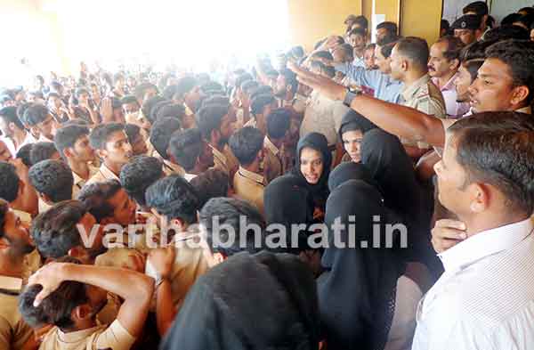 ಸುಳ್ಯ: ಸ್ಕಾರ್ಫ್ ವಿವಾದ - ವಿದ್ಯಾರ್ಥಿಗಳಿಂದ ಪ್ರತಿಭಟನೆ, ಮಾತುಕತೆಯಲ್ಲಿ ಇತ್ಯರ್ಥ