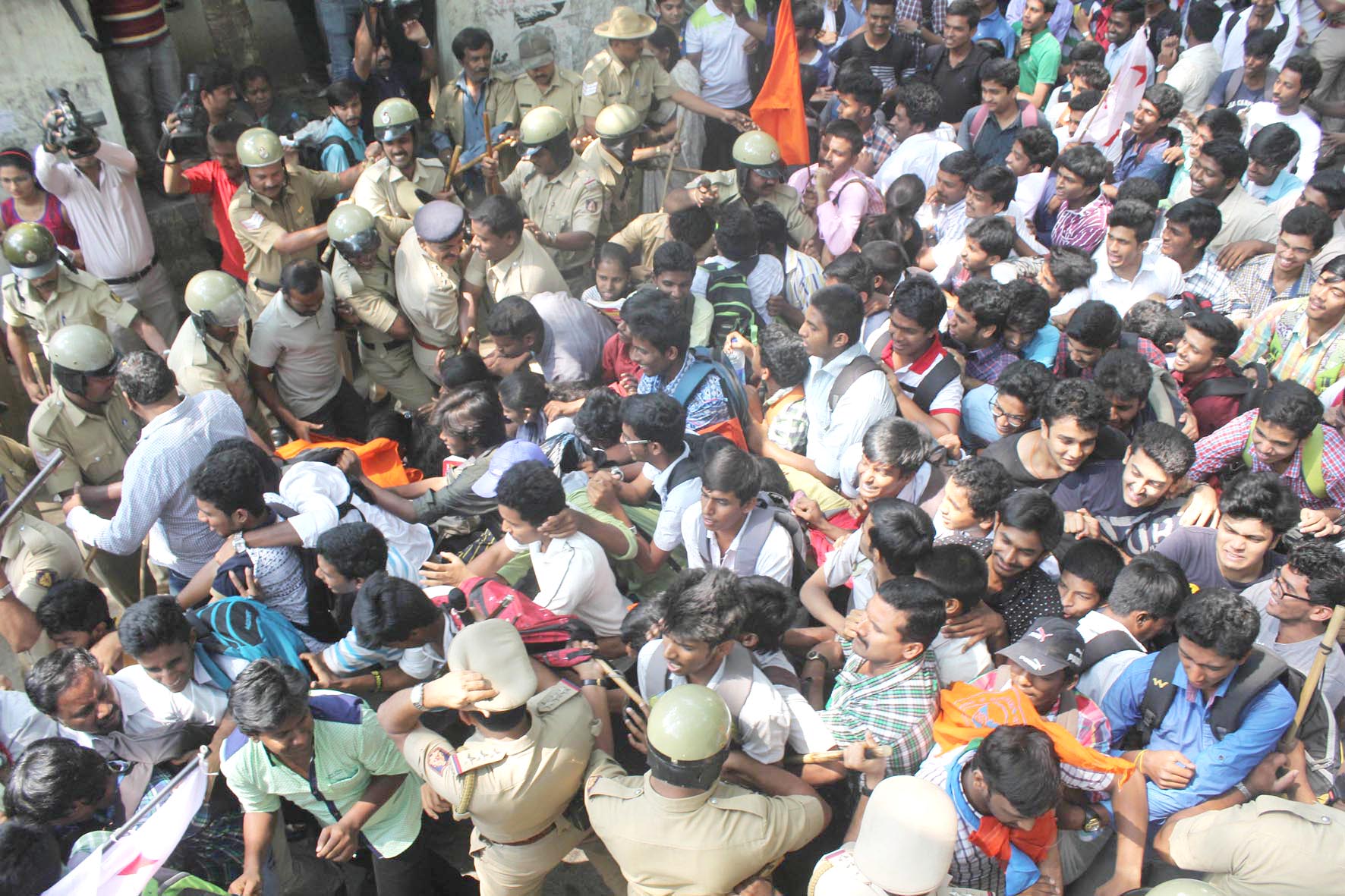 ರಾಜ್ಯಾದ್ಯಂತ ವಿದ್ಯಾರ್ಥಿಗಳ ಪ್ರತಿಭಟನೆ; ಸದನದಲ್ಲೂ ಗದ್ದಲ