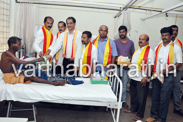 ಪುತ್ತೂರು: ಕನ್ನಡ ಸೇನೆಯಿಂದ ರೋಗಿಗಳಿಗೆ ಹಣ್ಣುಹಂಪಲು ವಿತರಣೆ