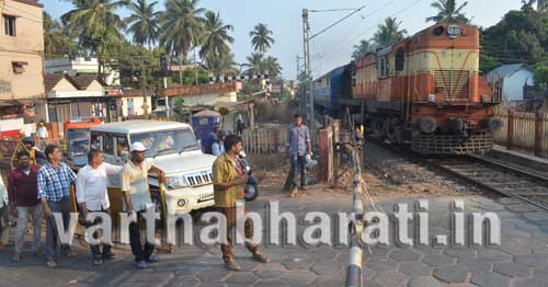 ಮಂಗಳೂರು: ಮಹಾಕಾಳಿ ಪಡ್ಪು ರೈಲ್ವೆಗೇಟ್ ಬಳಿ ಟ್ರಾಫಿಕ್ ಸಮಸ್ಯೆ ನಿವಾರಿಸುತ್ತಿರುವ ಸ್ವಯಂಸೇವಕರು