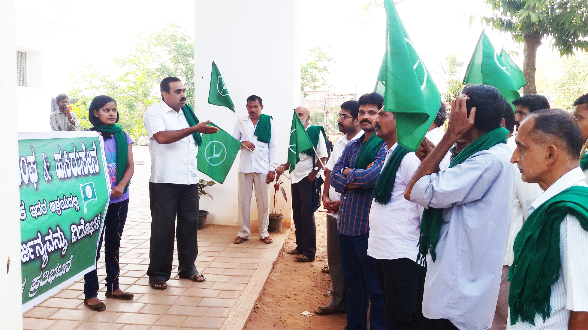 ಲಾಠಿ ಚಾರ್ಜ್ ಖಂಡಿಸಿ ರೈತ ಸಂಘ ಹಸಿರು ಸೇನೆ ಪ್ರತಿಭಟನೆ