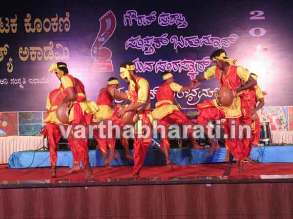 ಭಟ್ಕಳ: ಕೊಂಕಣಿ ಸಾಂಸ್ಕೃತಿಕ ಉತ್ಸವದಲ್ಲಿ ರಂಜಿಸಿದ ಕಲಾತಂಡಗಳ ಪ್ರದರ್ಶನ