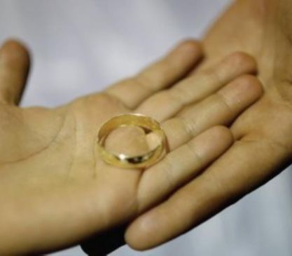 ಮದುವೆ ಮೊದಲೇ ವರ ಪರಾರಿ, ಪೊಲೀಸರ ಸಮ್ಮುಖದಲ್ಲಿ ತಮ್ಮನೊಂದಿಗೆ ನಿಶ್ಚಿತಾರ್ಥ ಮಾಡಿಸಿದ ಪಂಚಾಯತ್