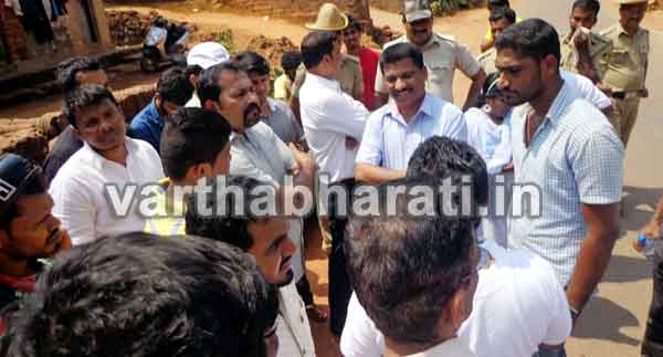 ಚರಂಡಿಯಲ್ಲಿ ಕೊಳಚೆ ನೀರು-ರಸ್ತೆ ದುರಸ್ತಿಗೆ ಆಗ್ರಹ : ಗುರುಂಪು ನಾಗರಿಕ ಹಿತರಕ್ಷಣಾ ಸಮಿತಿಯಿಂದ ಪ್ರತಿಭಟನೆ