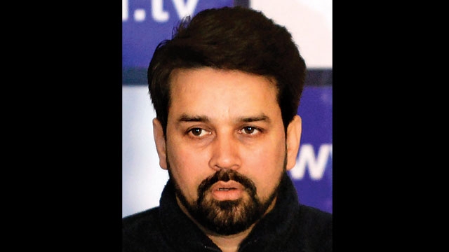 ಹಿ.ಪ್ರ.  ರಣಜಿ ತಂಡದ ಡ್ರೆಸ್ಸಿಂಗ್ ರೂಮ್ ಗೆ ಬಂದ ಬಿಜೆಪಿ ಸಂಸದ ಅನುರಾಗ್ ಠಾಕೂರ್ ನಾನು ಈ ತಂಡದ ನಾಯಕನೆಂದರು !