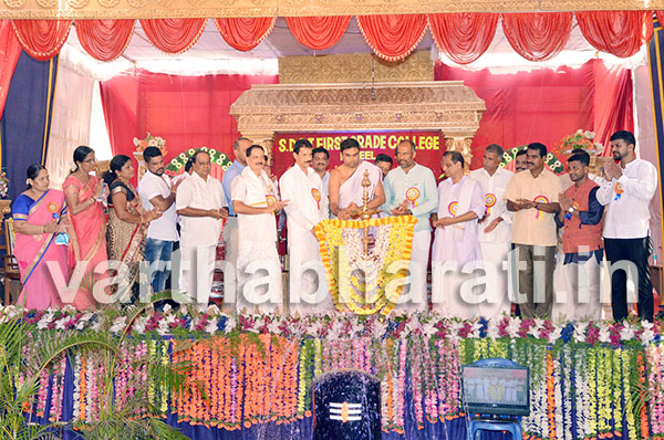 ಕಟೀಲು :ಕಟೀಲು ಶ್ರೀ ದುರ್ಗಾಪರಮೇಶ್ವರೀ ದೇವಳ ಪ್ರಥಮ ದರ್ಜೆ ಕಾಲೇಜಿನ ಹಳೆ ವಿದ್ಯಾರ್ಥಿ ಸಂಘದ ರಜತ ಮಹೋತ್ಸವ