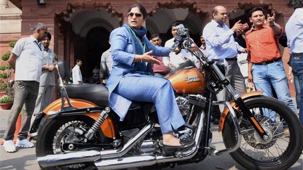 ಹಾರ್ಲೆ ಡೇವಿಡ್ಸನ್ ನಲ್ಲಿ ಸಂಸತ್ತಿಗೆ ಬಂದ ಮಹಿಳಾ ಸಂಸದೆ !