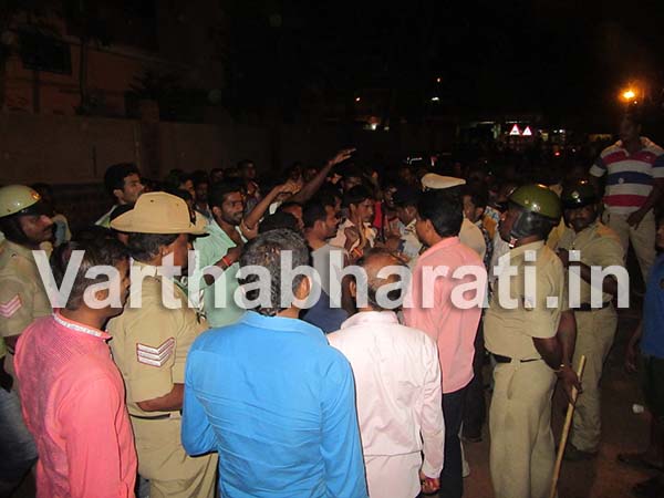 ಭಟ್ಕಳ: ಪೊಲೀಸ್ ಠಾಣೆಯಲ್ಲೇ ಕಾಂಗ್ರೆಸ್ ಬಿಜೆಪಿ ಕಾರ್ಯಕರ್ತರ ಮಾರಾಮಾರಿ, ಎರಡೂ ಪಕ್ಷದ ಮುಖಂಡರ ಬಂಧನ