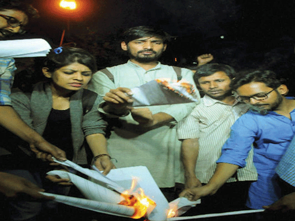 ಮನುಸ್ಮೃತಿ ಸುಟ್ಟ ಜೆಎನ್‌ಯು ಎಬಿವಿಪಿ ಮುಖಂಡರು!