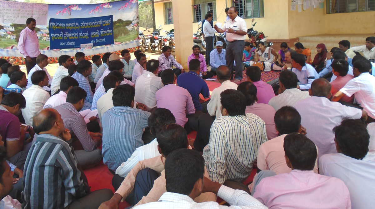 ಅಧಿಕಾರಿಗಳ ಅಮಾನತು: ಜಿಲ್ಲಾಧಿಕಾರಿ ಕ್ರಮವನ್ನು ವಿರೋಧಿಸಿ ಧರಣಿ