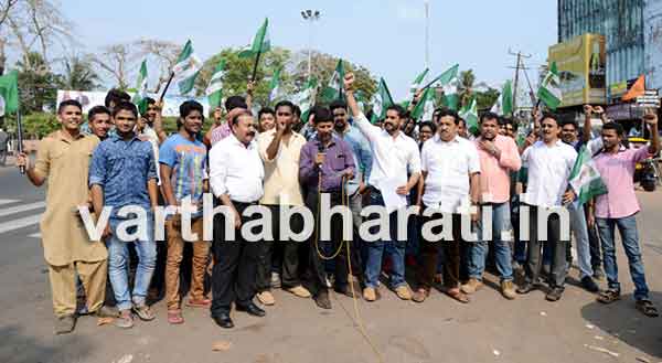 ಮಂಗಳೂರು:  ಪ್ರಶ್ನೆ ಪತ್ರಿಕೆ  ಸೋರಿಕೆಯಾಗಿರುವುದರ ವಿರುದ್ದ ದ.ಕ ಜಿಲ್ಲಾ ಯುವ ಜನತಾದಳದಿಂದ ಪ್ರತಿಭಟನೆ