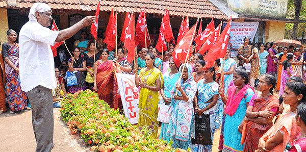 ಕೊಟ್ಪಾಹಿಂಪಡೆಯಲು ಆಗ್ರಹಿಸಿ ಧರಣಿ
