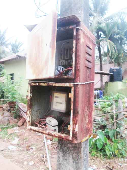 ತುಕ್ಕು ಹಿಡಿದ ಮೀಟರ್ ಬಾಕ್ಸ್ ಬದಲಿಸಲು ಆಗ್ರಹ