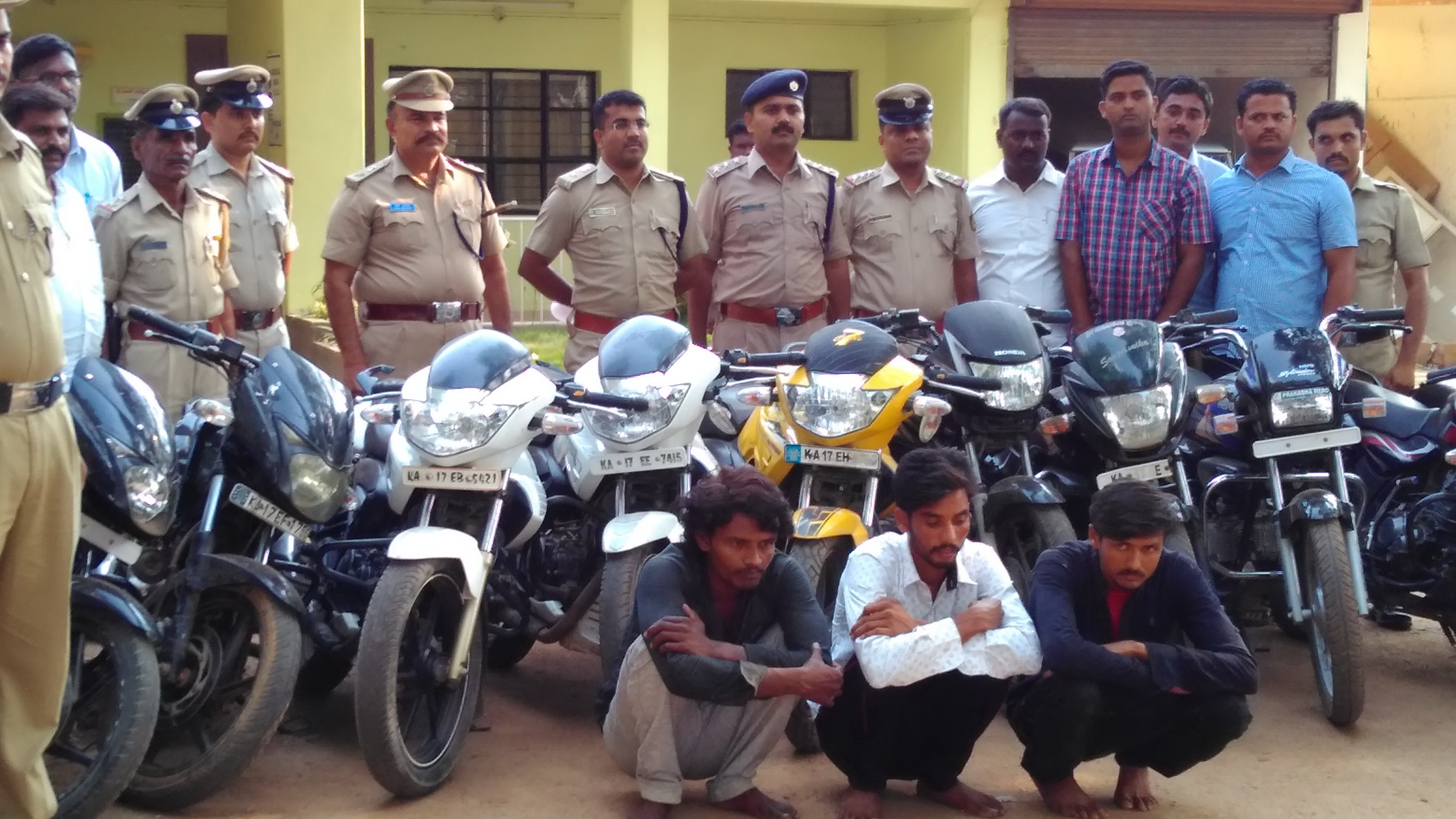 ದ್ವಿಚಕ್ರ ವಾಹನ ಕಳವು ಪ್ರಕರಣ: ಮೂವರ ಬಂಧನ