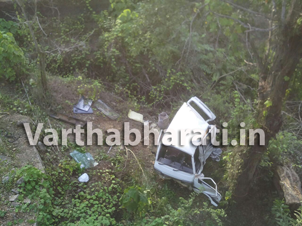 ಪುತ್ತೂರು: ಸೇತುವೆಯಿಂದ ಪಲ್ಟಿಯಾದ ಓಮ್ನಿ, ಚಾಲಕ ಪ್ರಾಣಾಪಾಯದಿಂದ ಪಾರು