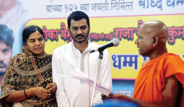 ಹಿಂದುತ್ವದಿಂದ ರೋಹಿತ್ ಕುಟುಂಬಕ್ಕೆ ಆಝಾದಿ!: ತಾಯಿ, ಸೋದರ ಬೌದ್ಧಧರ್ಮಕ್ಕೆ