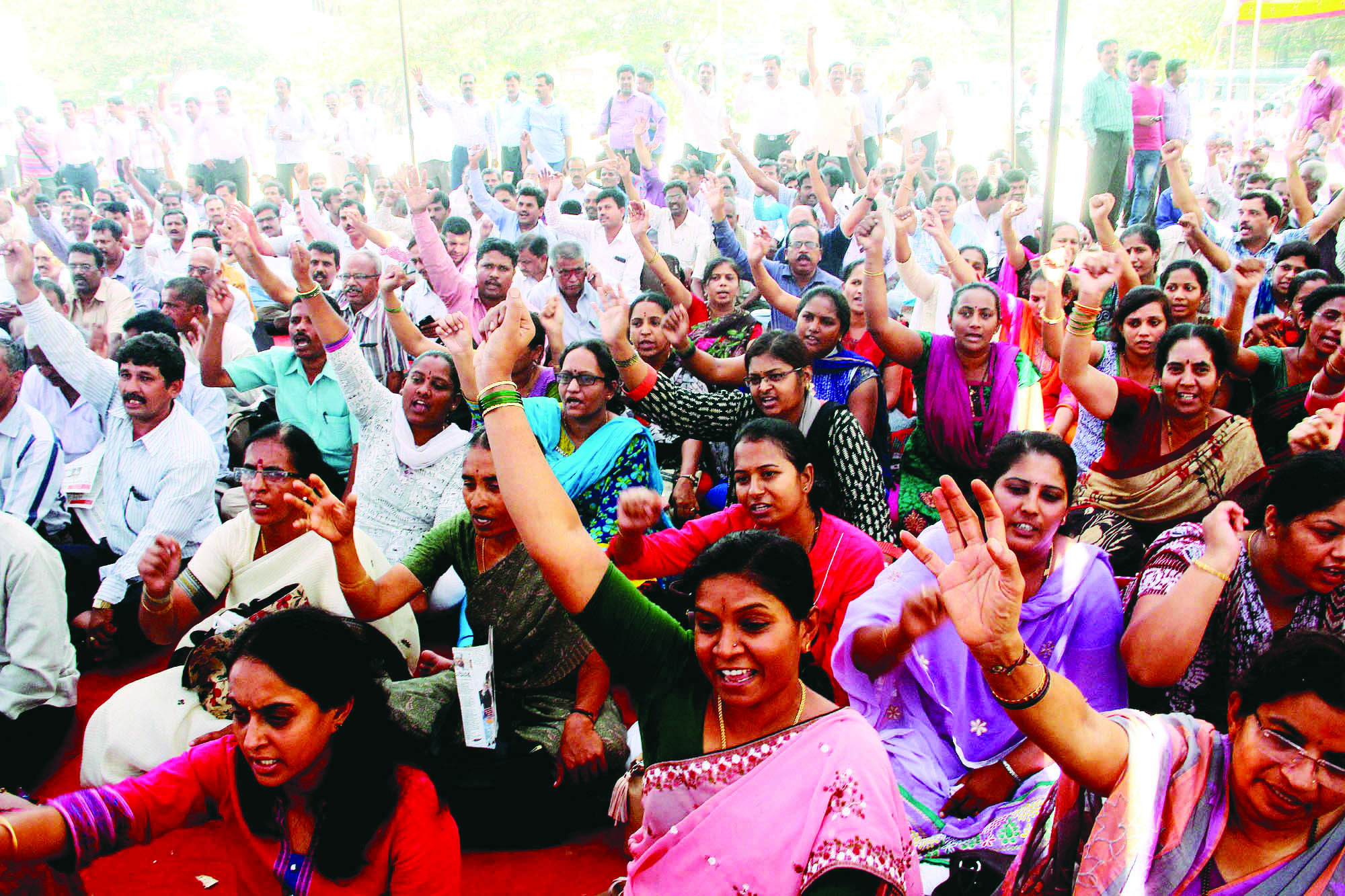ವಿಧಾನಪರಿಷತ್ ಸದಸ್ಯರತ್ತ ಚಪ್ಪಲಿ ಎಸೆದ ಉಪನ್ಯಾಸಕರು