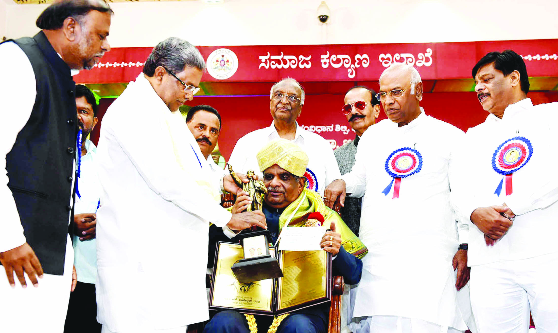 ಪಂಚಾಯತ್ ಅಧ್ಯಕ್ಷ ಸ್ಥಾನಕ್ಕೆ ಶಿಕ್ಷಣ ಕಡಾ್ಡಯ ಸರಿಯಲ್ಲ: ಮಲ್ಲಿಕಾರ್ಜುನ ಖರ್ಗೆ