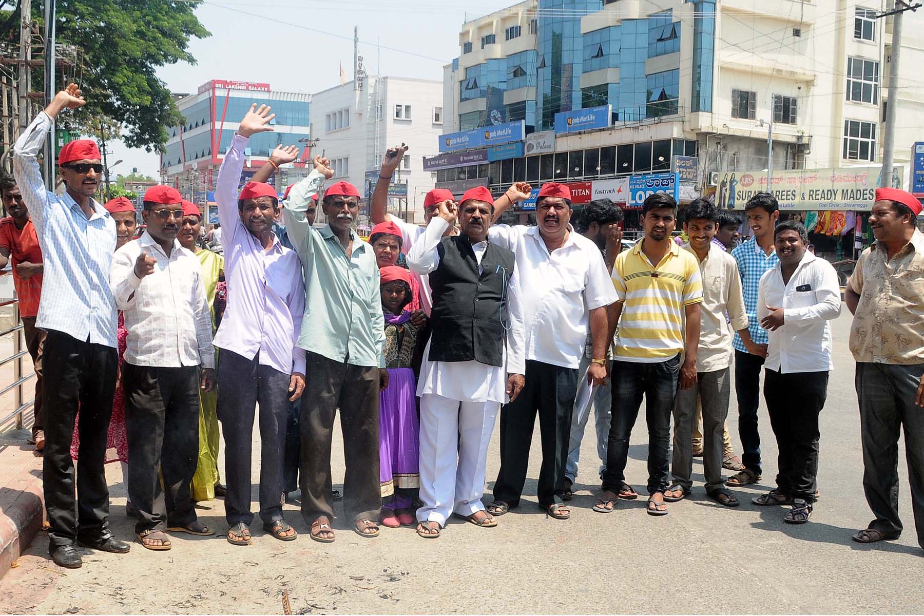 ಉಪನ್ಯಾಸಕರ ಸಂಘದ ಅಧ್ಯಕ್ಷರ ಪ್ರತಿಕೃತಿ ದಹಿಸಿ ಪ್ರತಿಭಟನೆ