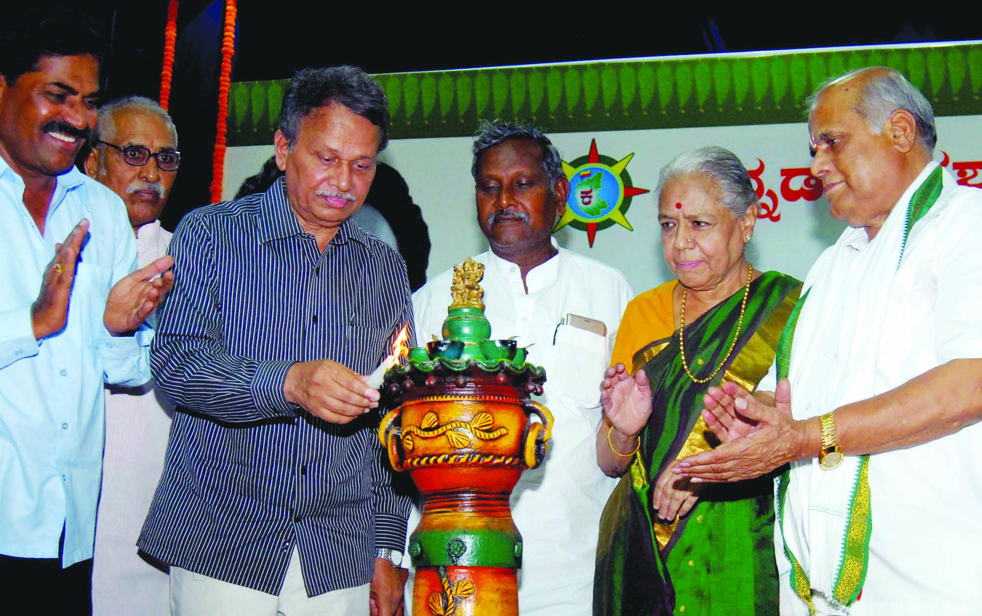 ಡಾ.ರಾಜ್‌ರನ್ನು ದೇವರನ್ನಾಗಿಸಲು ಬಿಡಬಾರದು: ಬರಗೂರು