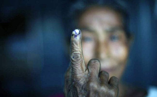 ಕಾಂಗ್ರೆಸಿನ ಬದಲು ಬಿಜೆಪಿಗೆ ವೋಟು ನೀಡಿದ ಪತ್ನಿ: ಗ್ರಾಮೀಣರ ಎದುರೇ ವಿಚ್ಛೇದನ ನೀಡಿದ ಪತಿ!