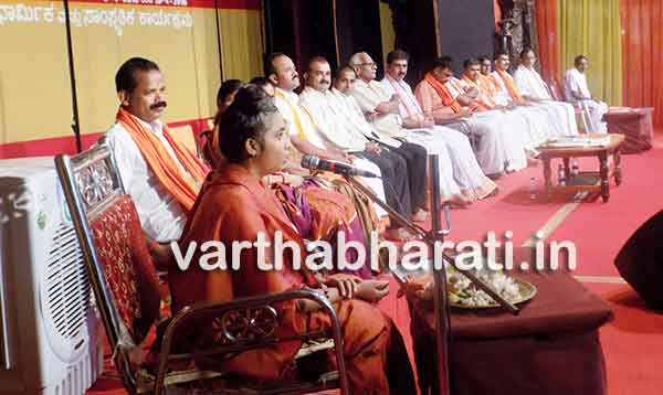 ಗಳಿಸಿದ ಸಂಪತ್ತಿನ ಒಂದಂಶವನ್ನು ಸಮಾಜಕ್ಕೆ ದಾನ ಮಾಡಿ : ಸಾದ್ವಿ