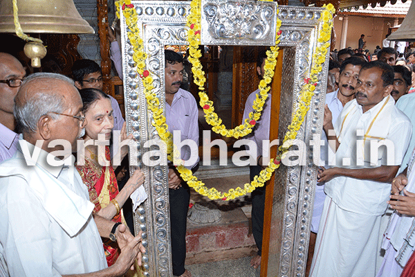 2.65 ಲಕ್ಷ ಮೌಲ್ಯದ ಬೆಳ್ಳಿಯ ದ್ವಾರ ಕವಚವನ್ನು ಶನಿವಾರ ಸಮರ್ಪನೆ: ಕೆ.ಆರ್. ನಾಯಕ್ ಮತ್ತು ಆರ್. ವಸಂತಿ ನಾಯಕ್