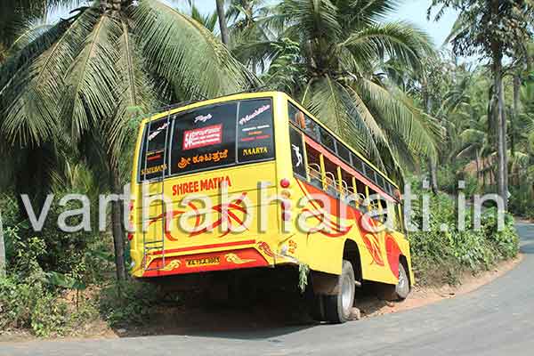 ಉಳ್ಳಾಲ: ನಿಯಂತ್ರಣ ತಪ್ಪಿದ ಬಸ್ ಹೊಂಡಕ್ಕೆ