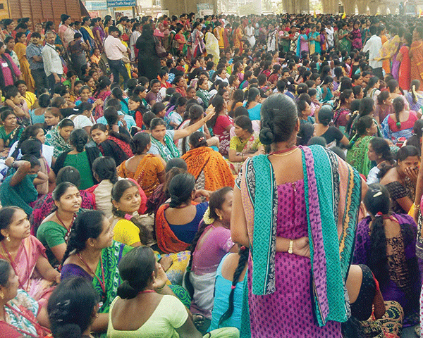 ಕೇಂದ್ರದ ಪಿಎಫ್ ನೀತಿಗೆ ಖಂಡನೆ: ಸಾವಿರಾರು ಕಾರ್ಮಿಕರಿಂದ ಹೆದ್ದಾರಿ ತಡೆದು ಪ್ರತಿಭಟನೆ