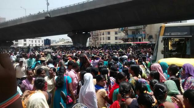 ಬೊಮ್ಮನ ಹಳ್ಳಿಯಲ್ಲಿ  ಹಿಂಸೆಗೆ ತಿರುಗಿದ ಗಾರ್ಮೆಂಟ್ಸ್   ಕಾರ್ಮಿಕರ ಪ್ರತಿಭಟನೆ