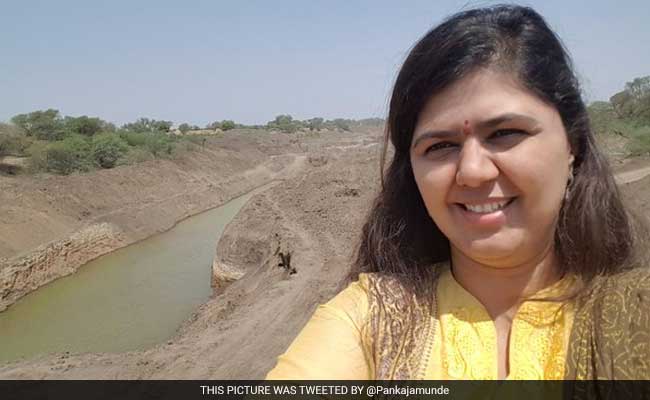 ಬರಪೀಡಿತ ಪ್ರದೇಶಗಳಲ್ಲಿ ಮಹಾರಾಷ್ಟ್ರ ಸಚಿವೆ ಪಂಕಜಾರ ಸೆಲ್ಫಿ ಗೀಳು!