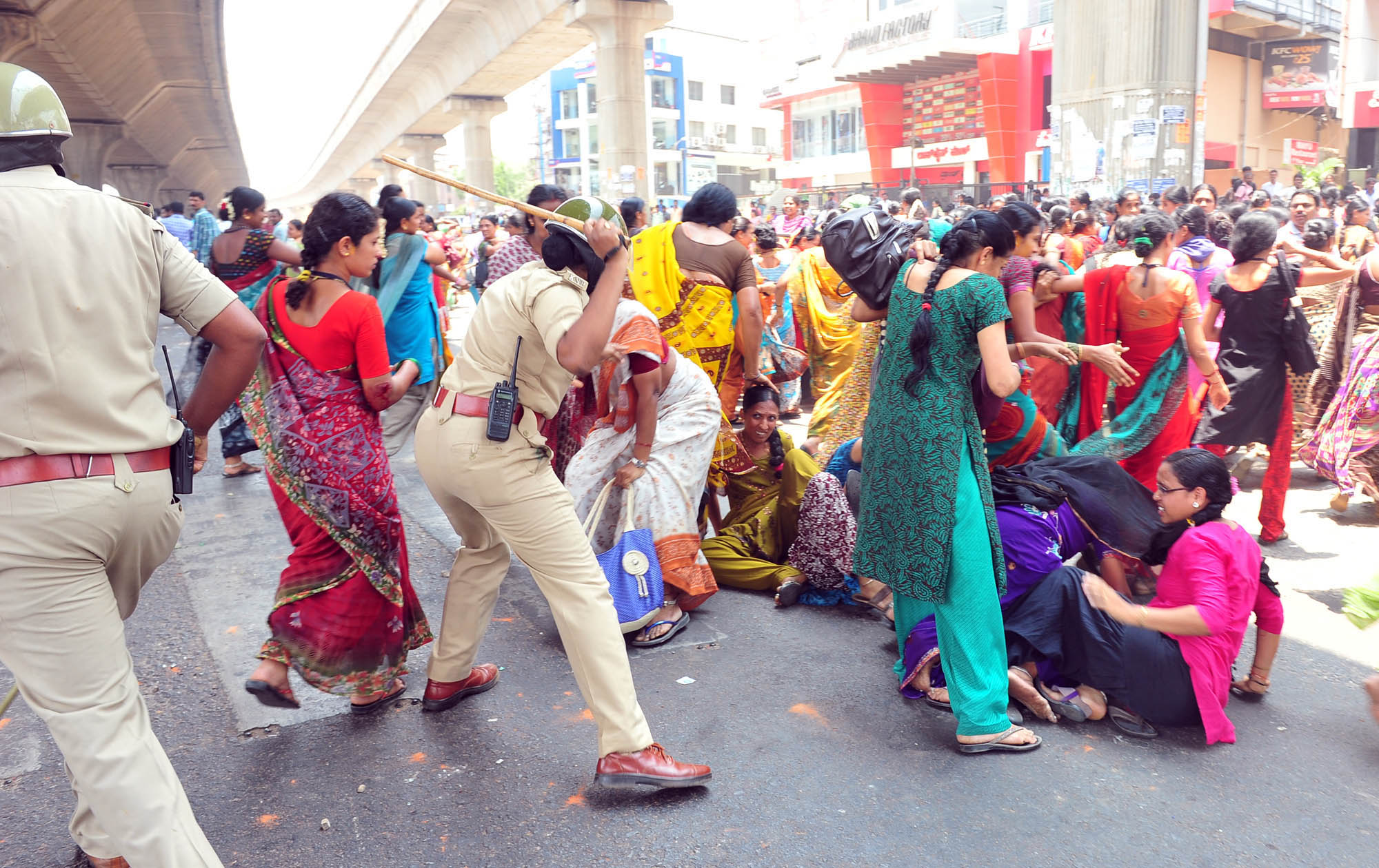 ಕೇಂದ್ರದ ಪಿಎಫ್ ನೀತಿ ವಿರುದ್ಧ ಆಕ್ರೋಶ: ಬೀದಿಗಿಳಿದ ಕಾರ್ಮಿಕರ ಮೇಲೆ ಪೊಲೀಸ್ ದೌರ್ಜನ್ಯ