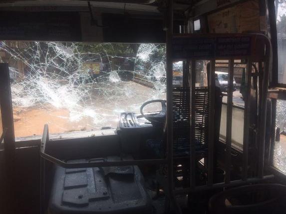 ಜಾಲ ಹಳ್ಳಿಯಲ್ಲಿ ಮೂರು  ಬಸ್‌ಗಳಿಗೆ ಬೆಂಕಿ; ಯುವತಿಯೊಬ್ಬಳಿಗೆ ಗುಂಡು