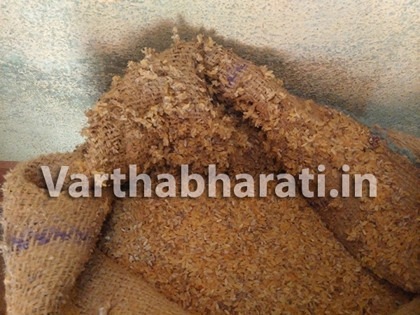 ಪುತ್ತೂರು: ಪಡಿತರ ಅನ್ನಭಾಗ್ಯದ ಅಕ್ಕಿಯಲ್ಲಿ ಹುಳಗಳ ರಾಶಿ - ಗ್ರಾಹಕರಿಂದ ದೂರು