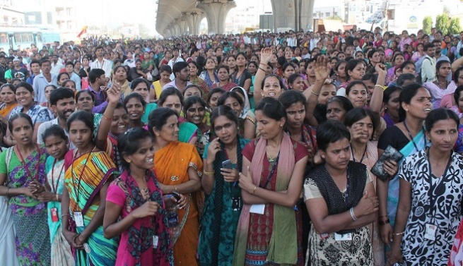 ಬೆಳ್ಳಂದೂರು ಗೇಟ್‌ ಬಳಿ ಪ್ರತಿಭಟನಾಕಾರರಿಂದ ಪೊಲೀಸರ ಮೇಲೆ ಕಲ್ಲು ತೂರಾಟ; ಲಾಠಿ ಚಾರ್ಜ್‌