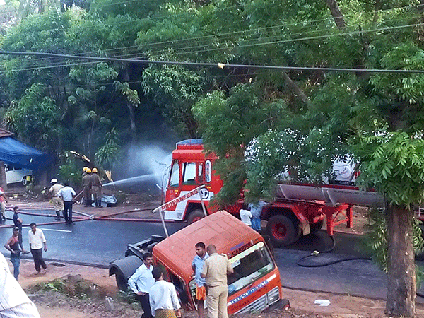 ಟ್ಯಾಂಕರ್ ಪಲ್ಟಿಯಾದದನ್ನು ಕಂಡ ಈ ಆಟೊ ಚಾಲಕ ಏನು ಮಾಡಿದ ಗೊತ್ತೆ?