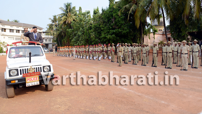 ಮಂಗಳೂರಿನಲ್ಲಿ ಪೊಲೀಸ್ ಧ್ವಜ ದಿನಾಚರಣೆ; ಪ್ರತಿಭಾವಂತ ವಿದ್ಯಾರ್ಥಿಗಳಿಗೆ ಬಹುಮಾನ